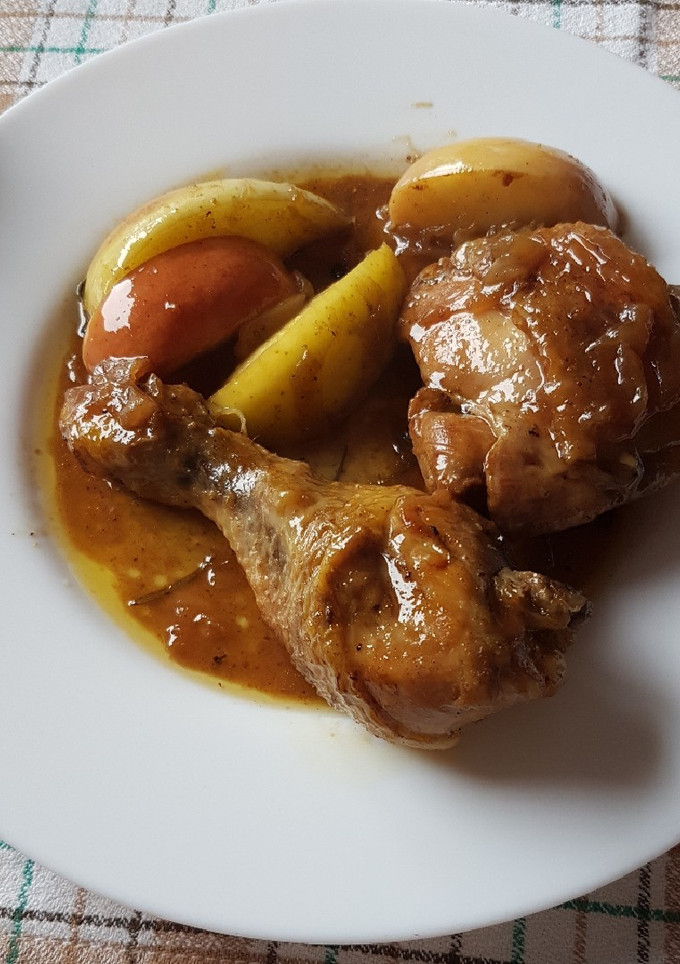 Una foto de Pollo con cerveza y manzanas 🍏🍎