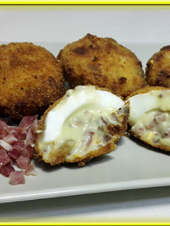 Una foto de Huevos rebozados, rellenos de jamón y Champiñones