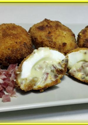 Una foto de Huevos rebozados, rellenos de jamón y Champiñones
