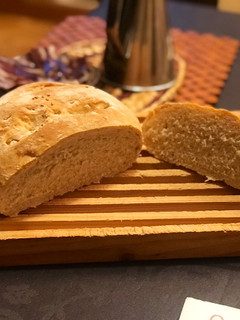 Una foto de Pan de hogaza casero con sésamo y aceite