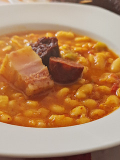 Una foto de Fabada casera asturiana