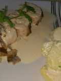 pechuga rellena en salsa bechamel al vino.