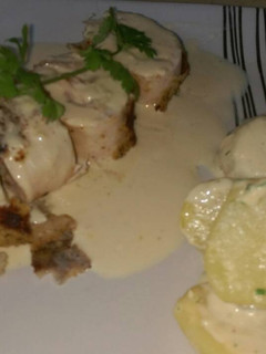 Una foto de pechuga rellena en salsa bechamel al vino.