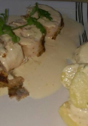 Una foto de pechuga rellena en salsa bechamel al vino.