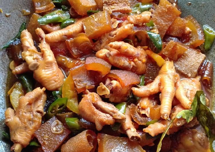 Langkah Mudah untuk Menyiapkan Kikil dan ceker pedes manis yang Menggugah Selera