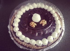 Una foto de Tartaleta de manjar nuez con ganeche de chocolate