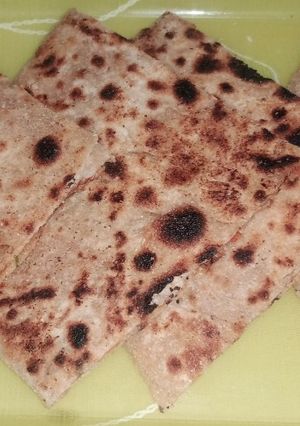 आलू गाजर का पराठा (Aloo gajar ka paratha recipe in Hindi) रेसिपी मुख्य फोटो