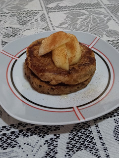 Una foto de Hotcakes veganos de banana con topping de peras 🥞😍 :)