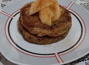 Una foto de Hotcakes veganos de banana con topping de peras 🥞😍 :)