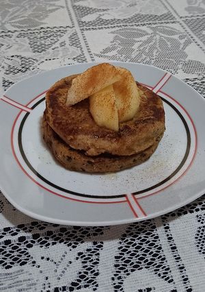 Una foto de Hotcakes veganos de banana con topping de peras 🥞😍 :)