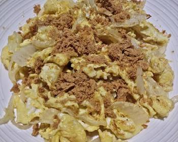 Easy Recipe Scrambled Egg with Onion and Pork Floss Home Style