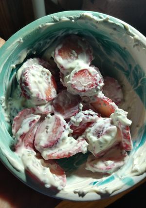 Una foto de Frutillas con crema versión saludable