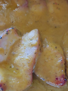Una foto de Pechuga pollo en salsa concentrado de pollo y verduras