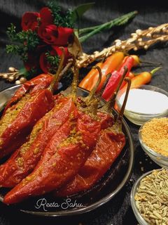 भरवां लाल मिर्च का अचार (Bharwa laal mirch ka aachar recipe in Hindi) रेसिपी मुख्य फोटो