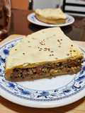 Tarta de carne casera con morrón, cebolla y hojas de remolacha