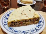 Tarta de carne casera con morrón, cebolla y hojas de remolacha