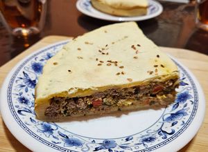Una foto de Tarta de carne casera con morrón, cebolla y hojas de remolacha