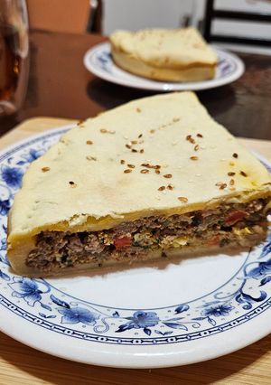 Una foto de Tarta de carne casera con morrón, cebolla y hojas de remolacha