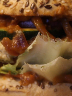Una foto de Mediterranean tofu burger / Gourmet 👉 Recetas Hamburguesas Veganas