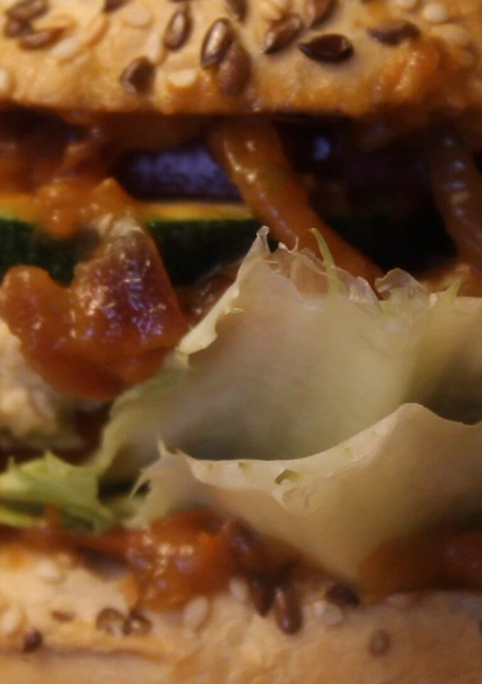 Una foto de Mediterranean tofu burger / Gourmet 👉 Recetas Hamburguesas Veganas
