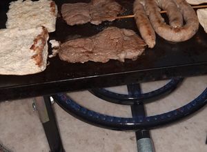 Una foto de Salchicha criolla y churrasco de cuadril a la chapa