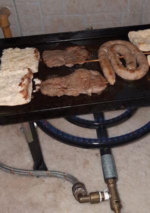 Una foto de Salchicha criolla y churrasco de cuadril a la chapa