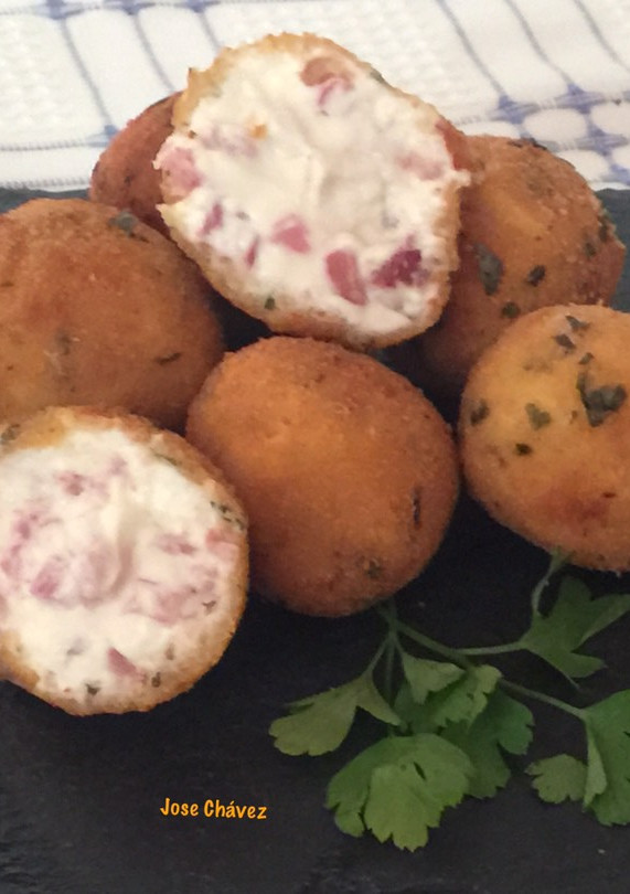 Una foto de Bolas de Queso Philadelphia con Jamón serrano