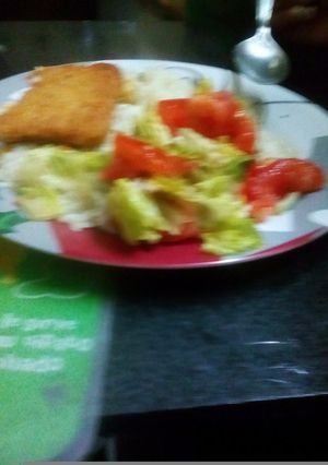 Una foto de Arroz con croquetas de pollo y verduras primavera
