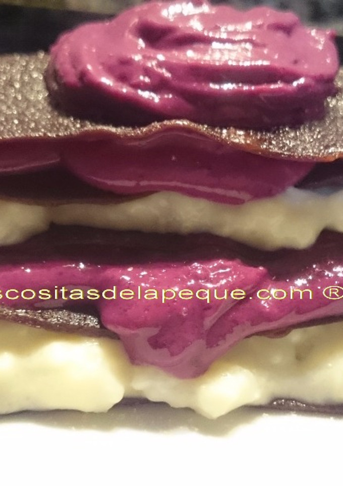 Una foto de Lasaña de chocolate con arroz con leche y crema de arándanos (pasta fresca)