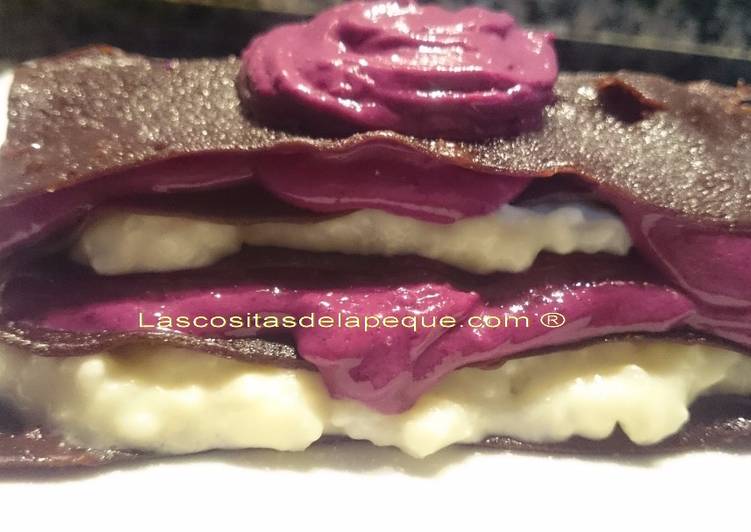 Lasaña de chocolate con arroz con leche y crema de arándanos (pasta fresca)