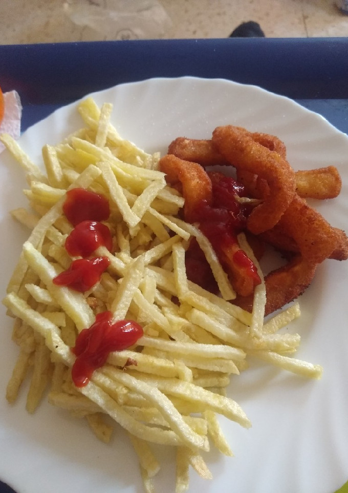 Una foto de Rabas and chips con ketchup