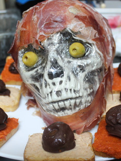 Una foto de Calavera de jamón con tostadas