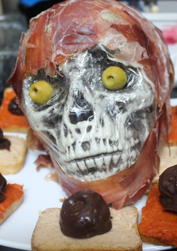 Una foto de Calavera de jamón con tostadas
