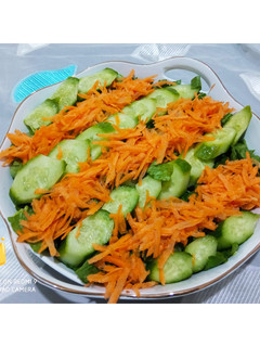 عکسی از دستور تزئین ساده سالاد 🥗با مواد موجود 😶