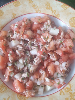 صورة لوصفة سلطة الطماطم والبصل ديال زمان مع الطون 😋