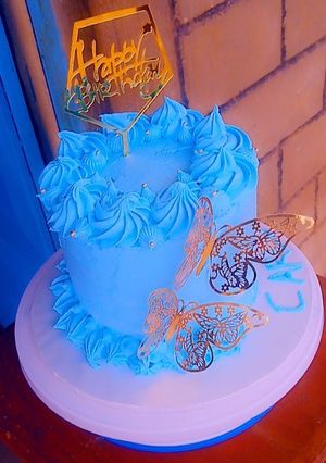 A picture of 4 layer 8" vanilla sponge cake.