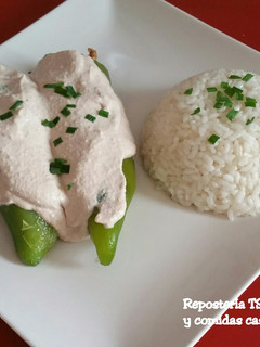 Una foto de Pimientos rellenos con salsa de crema