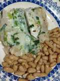 Merluza con salsa de verdeo y porotos especiados