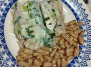 Una foto de merluza con salsa de ajos