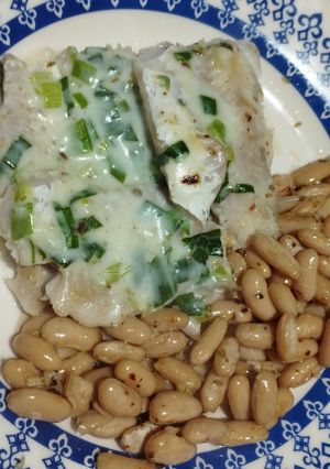 Una foto de Merluza con salsa de verdeo y porotos especiados