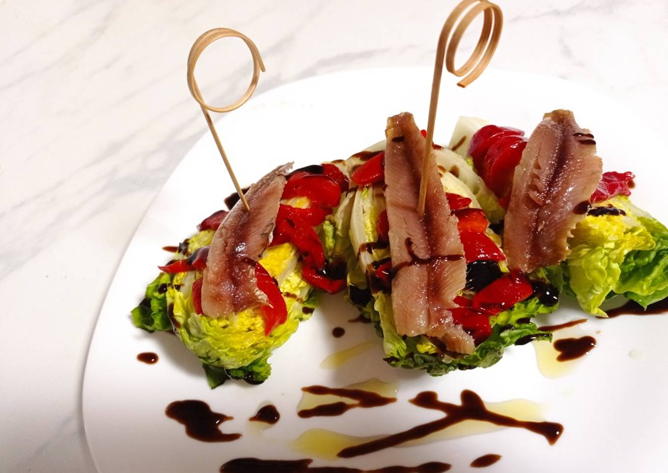 Cogollo de lechuga con pimiento caramelizado y pollo o salmuera