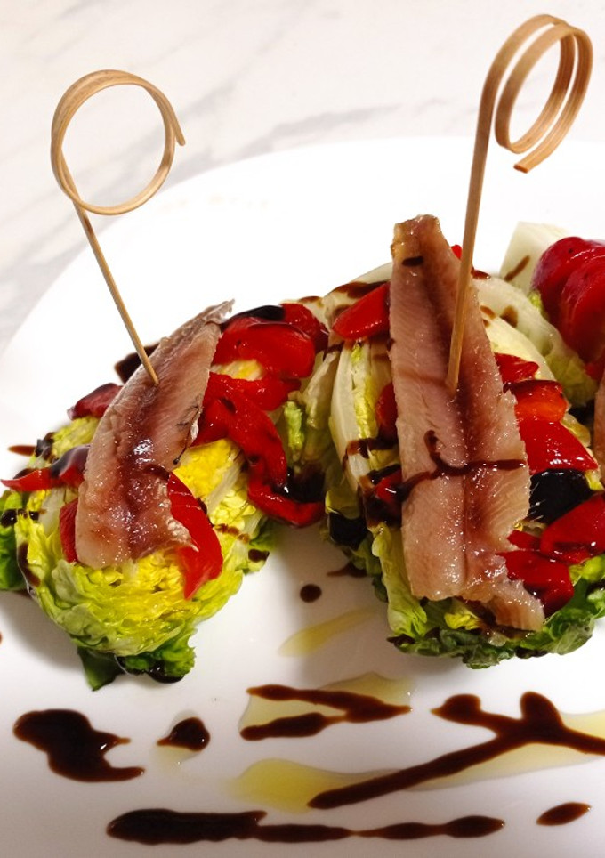 Una foto de Cogollo de lechuga con pimiento caramelizado y pollo o salmuera