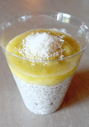 Une photo de Graines de chia lait de coco, coulis d'ananas, menthe et citron vert