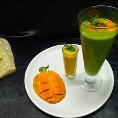 Mango spinach smoothie A picture of Mango spinach smoothie.