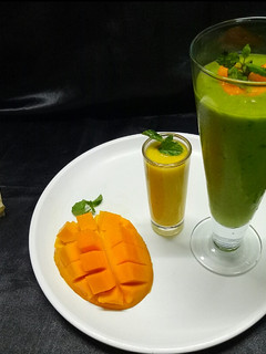 A picture of Mango spinach smoothie.