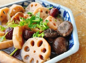 Hình của món Canh củ sen hầm nấm táo đỏ.