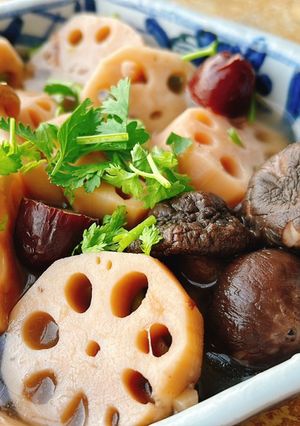 Hình của món Canh củ sen hầm nấm táo đỏ.