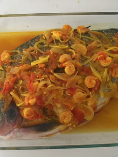 Una foto de Cachama con camarones y ají amarillo