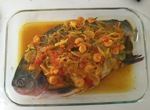 Una foto de Cachama con camarones y ají amarillo
