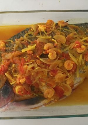 Una foto de Cachama con camarones y ají amarillo